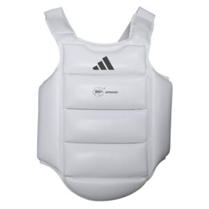 Protector de pecho infantil para karate aprobado por la WKF. Diseño anatómico, cómodo y seguro para niños y niñas en competencias y entrenamientos de kumite